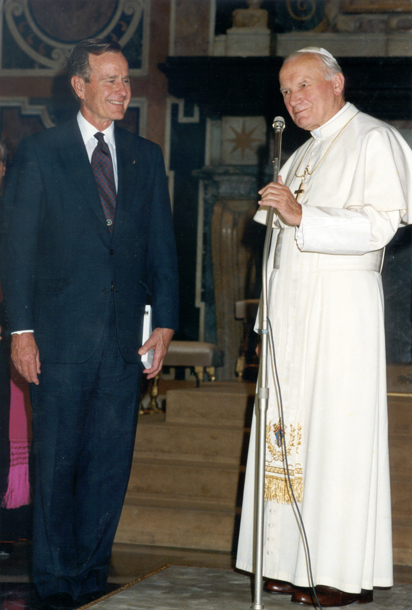 George_H_W_Bush_and_Pope_John_Paul_II.jpg