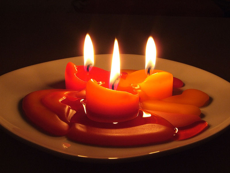 800px-Candles_in_the_dark.jpg