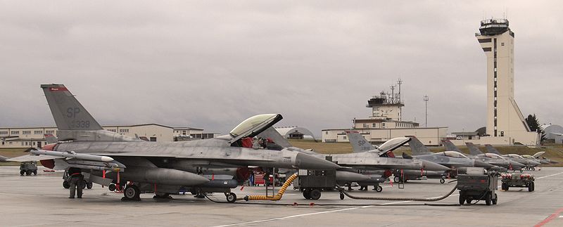 800px-Spangdahlem_Air_Base%2C_F-16_Fighting_Falcons_2010.jpg